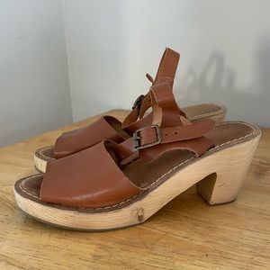 Urban outfitters tan brown leather wooden clog sandals 6.5